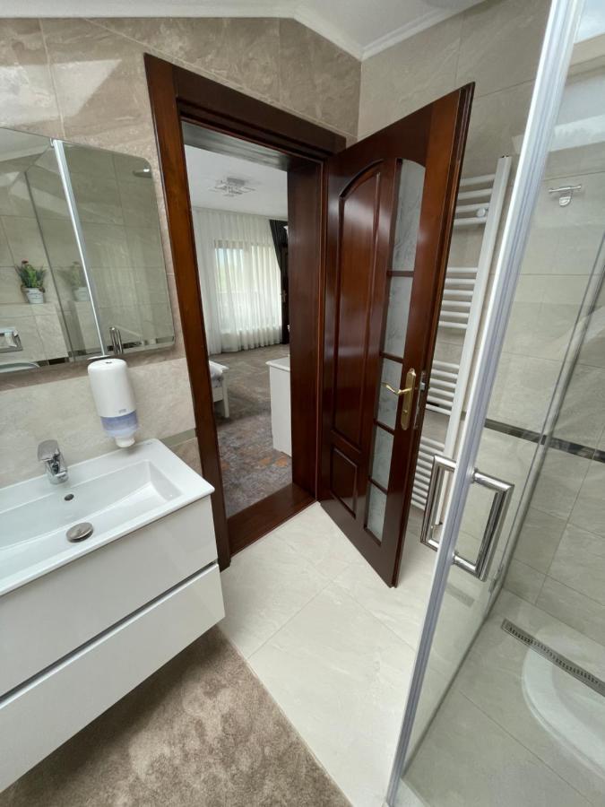 Pensiunea Alexolar New One Arada Ngoại thất bức ảnh