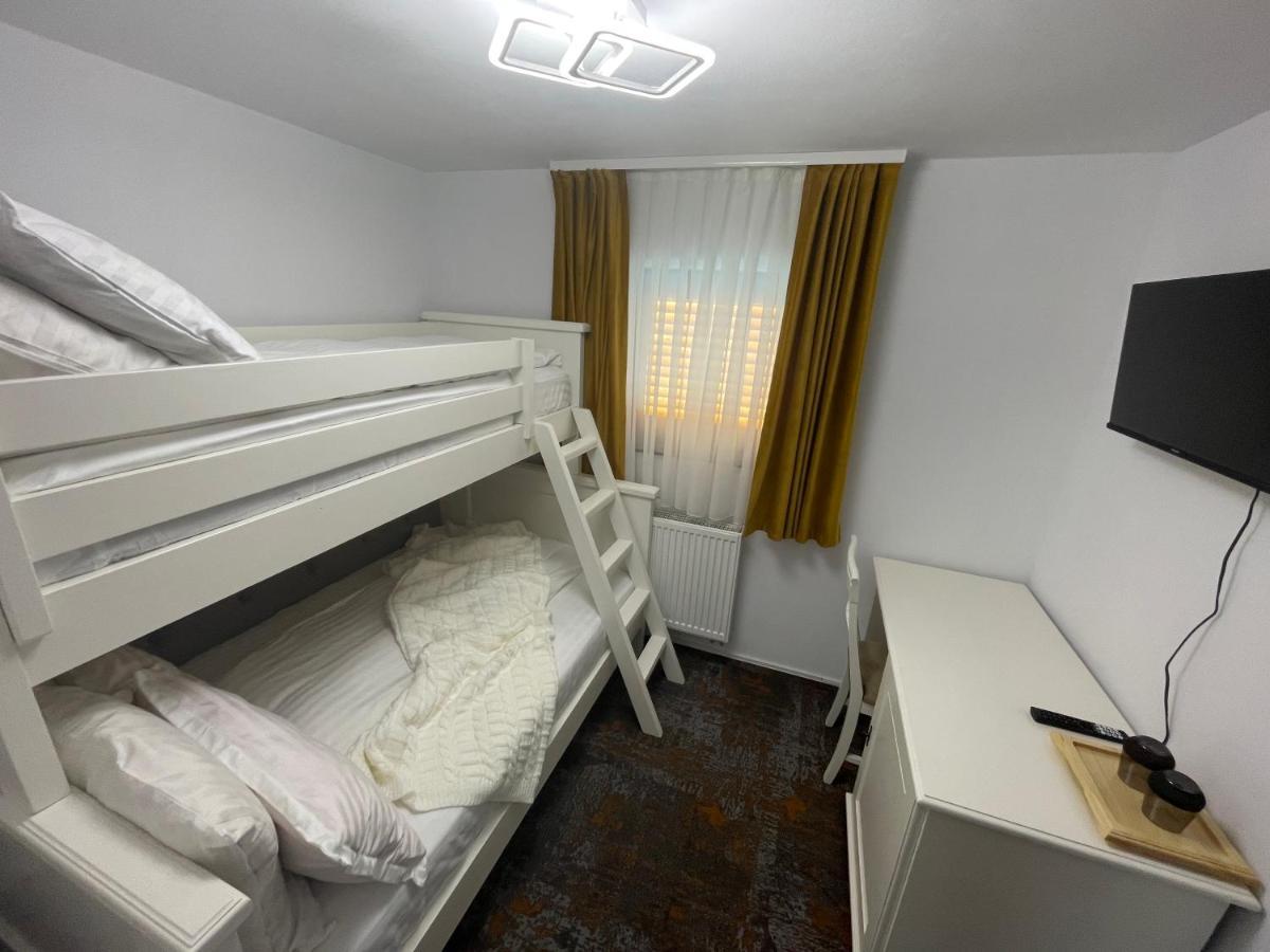 Pensiunea Alexolar New One Arada Ngoại thất bức ảnh